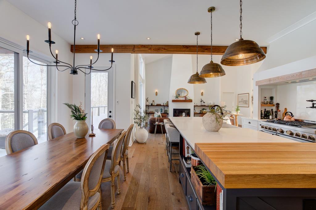 Sublime propriété contemporaine en harmonie avec la nature environnante