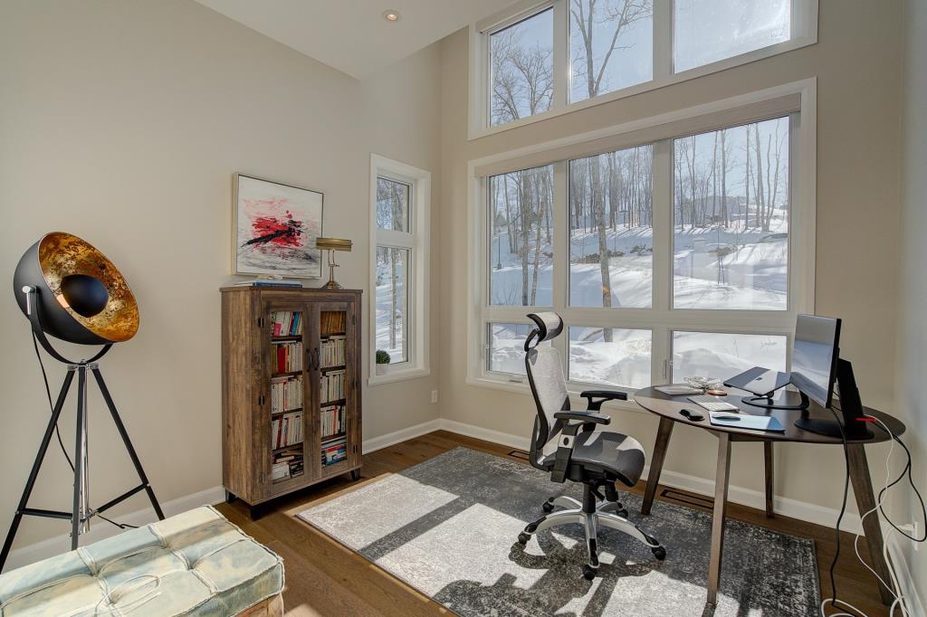 Sublime propriété contemporaine en harmonie avec la nature environnante