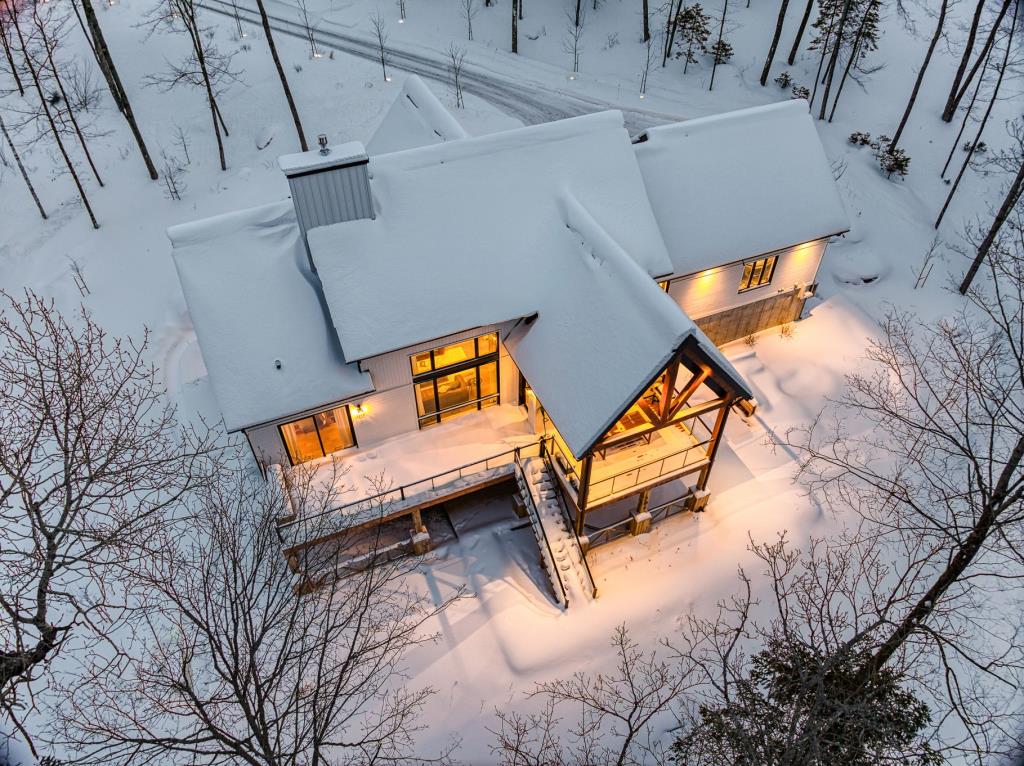 Sublime propriété contemporaine en harmonie avec la nature environnante
