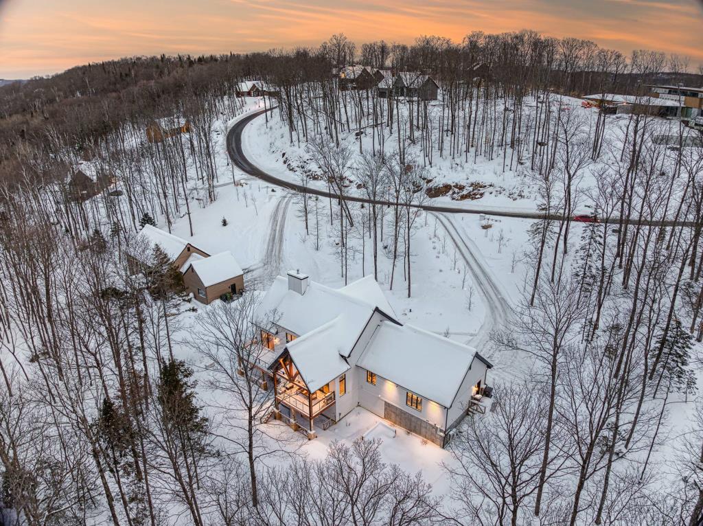 Sublime propriété contemporaine en harmonie avec la nature environnante
