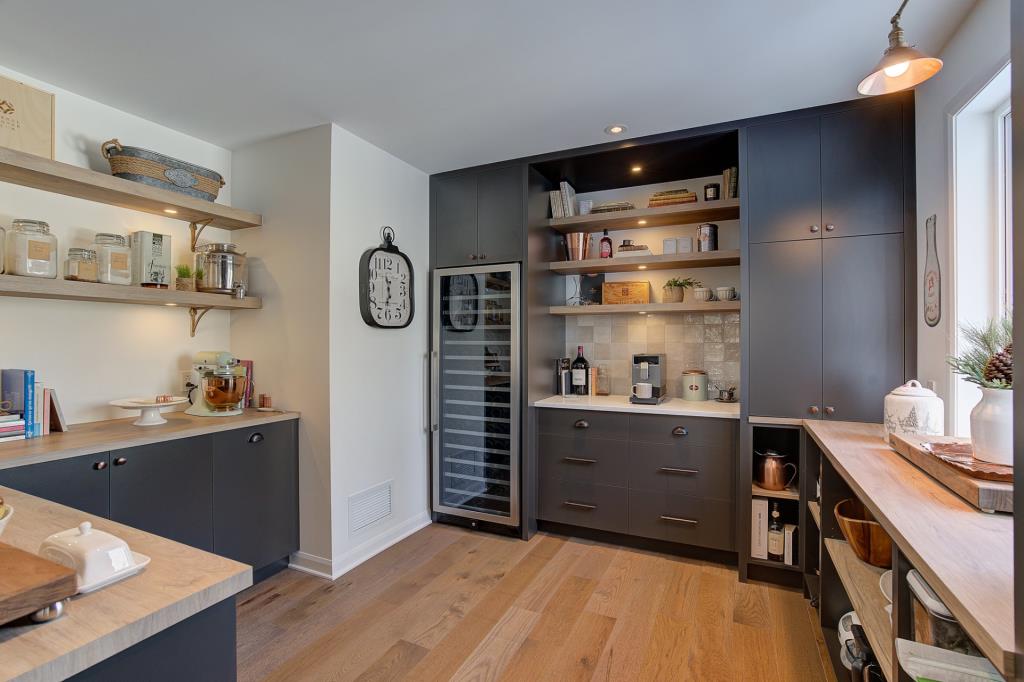 Sublime propriété contemporaine en harmonie avec la nature environnante