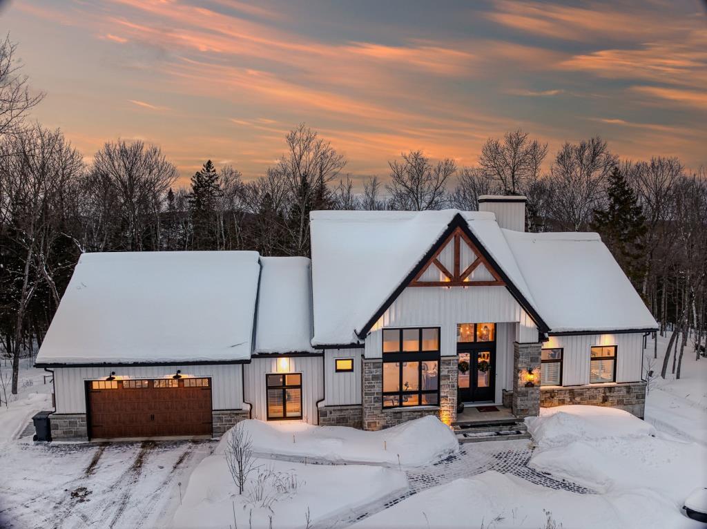 Sublime propriété contemporaine en harmonie avec la nature environnante