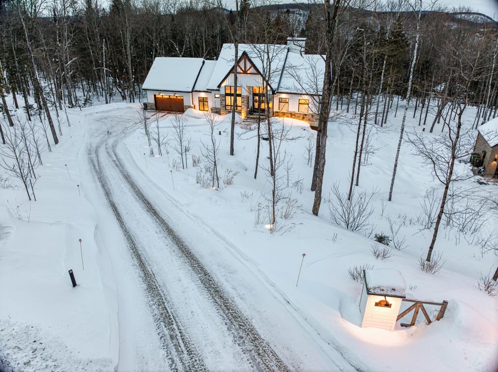 Sublime propriété contemporaine en harmonie avec la nature environnante