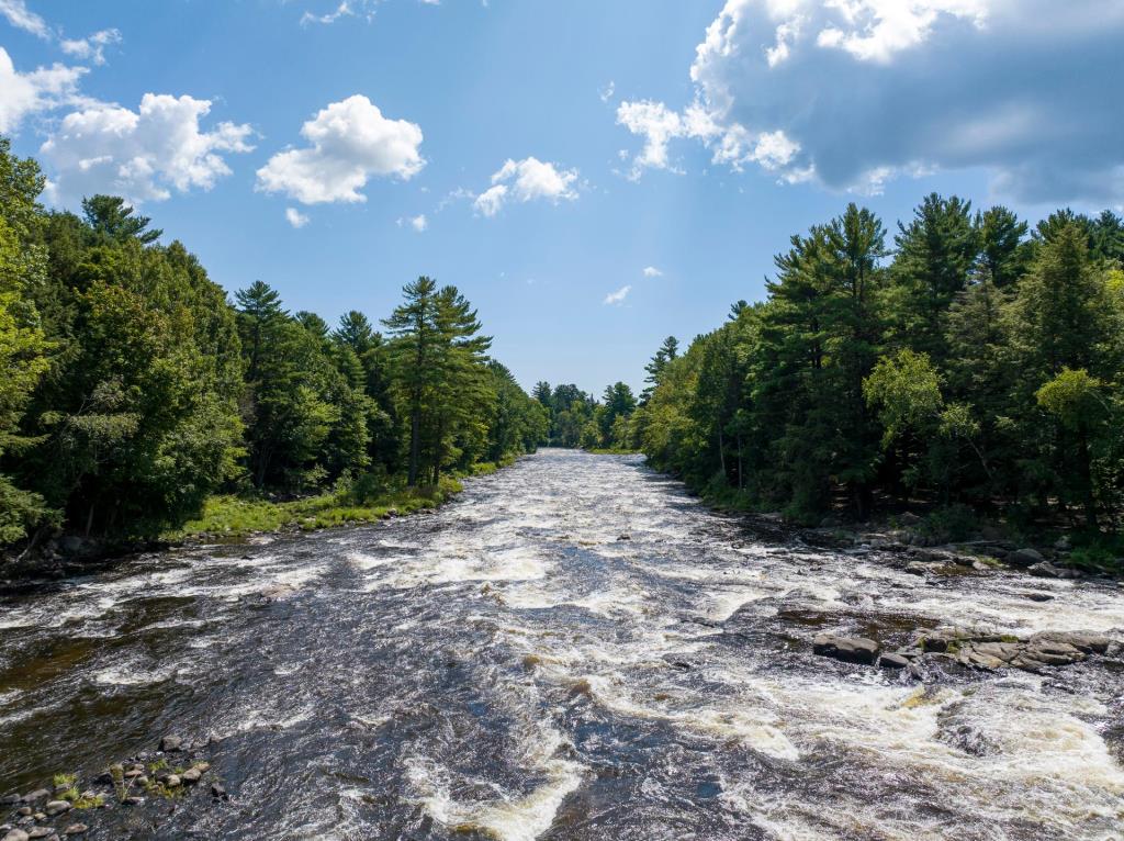 Offre rare: réduction de 100 000 $ sur une des maisons les plus uniques de Saint-Jérôme