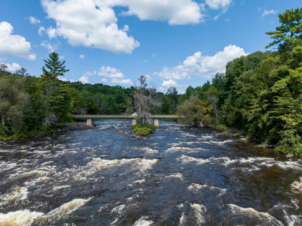 Offre rare: réduction de 100 000 $ sur une des maisons les plus uniques de Saint-Jérôme