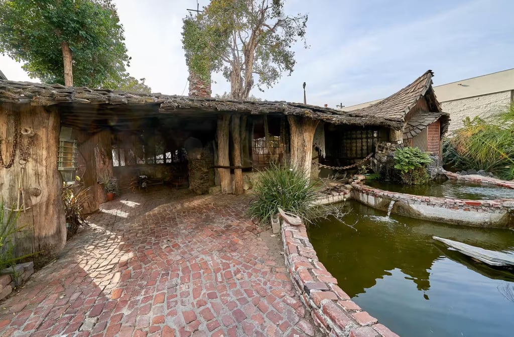 Cette maison qui semble tomber en ruine a été déclarée monument historique