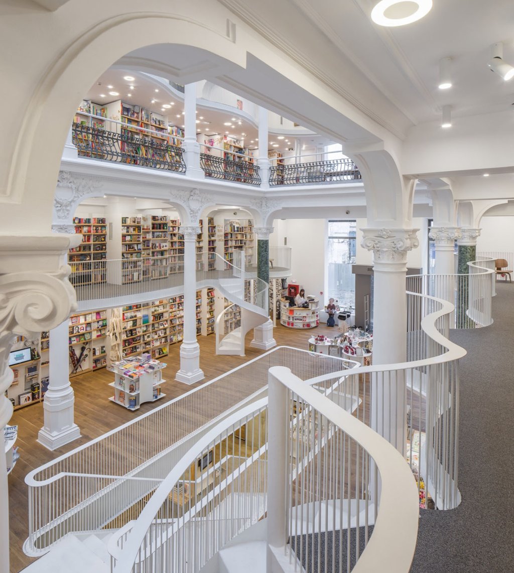 Incroyable transformation d’un bâtiment historique en bibliothèque somptueuse 