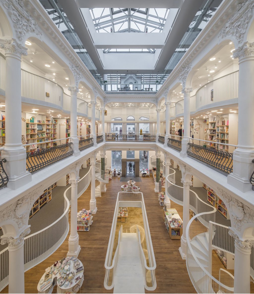Incroyable transformation d’un bâtiment historique en bibliothèque somptueuse 