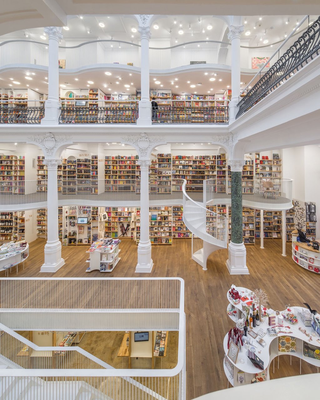 Incroyable transformation d’un bâtiment historique en bibliothèque somptueuse 