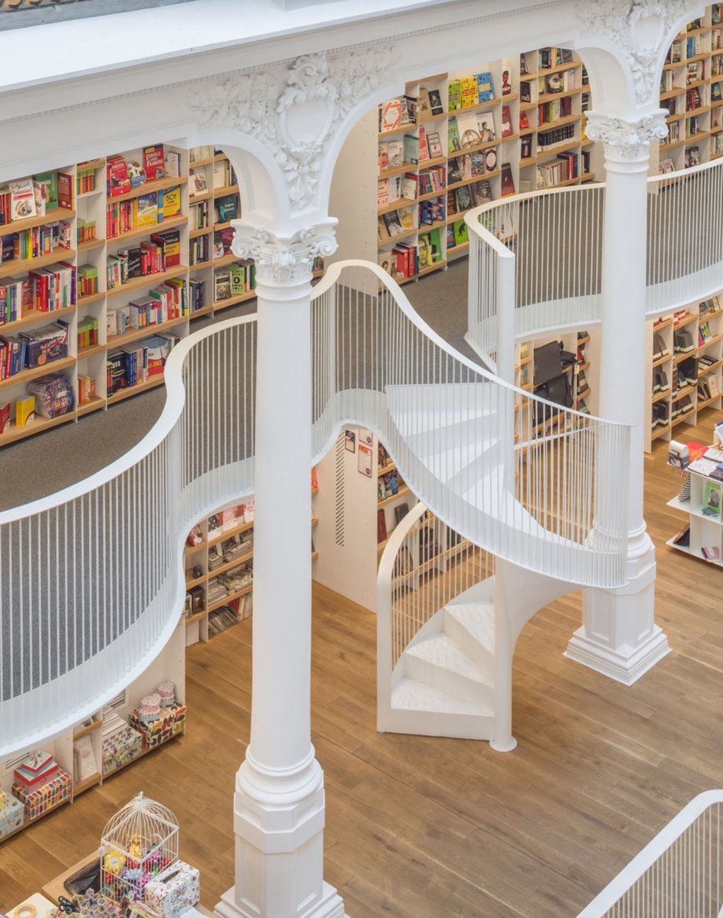 Incroyable transformation d’un bâtiment historique en bibliothèque somptueuse 