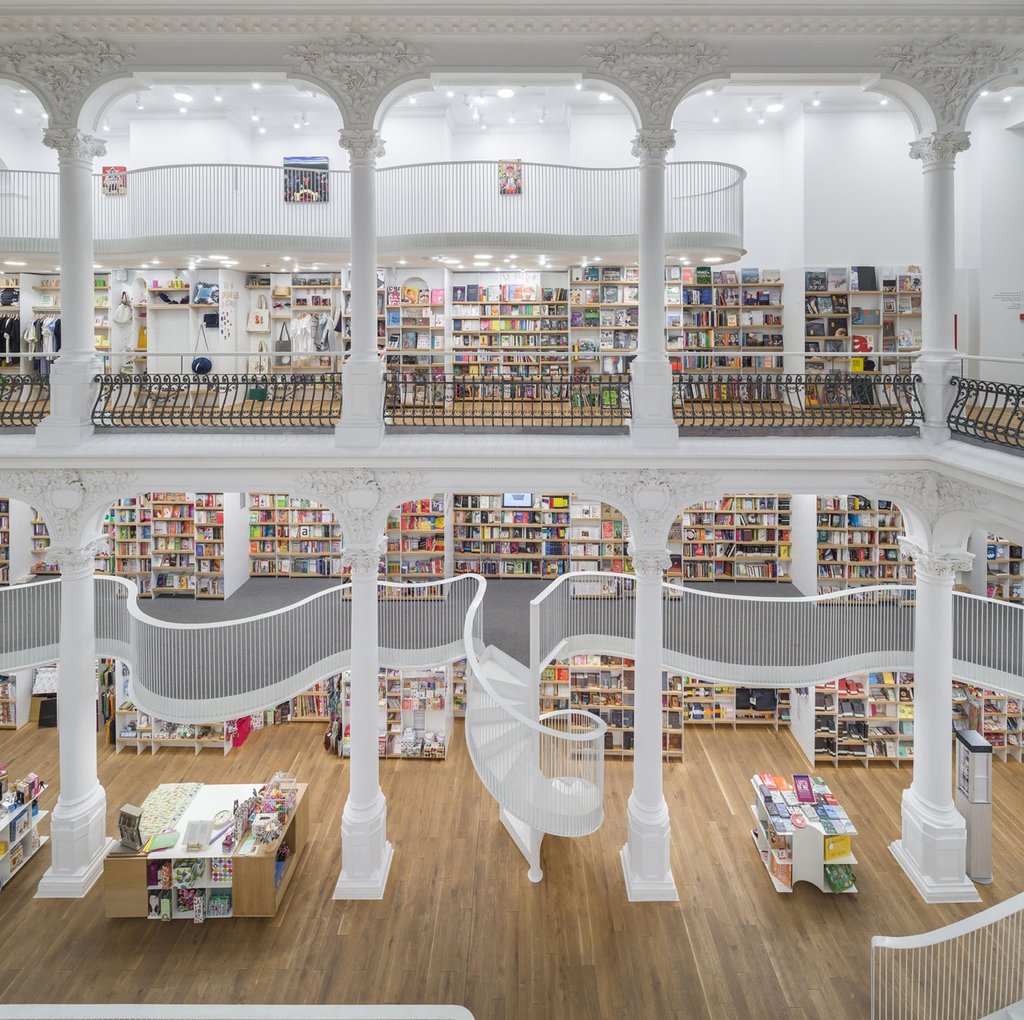 Incroyable transformation d’un bâtiment historique en bibliothèque somptueuse 
