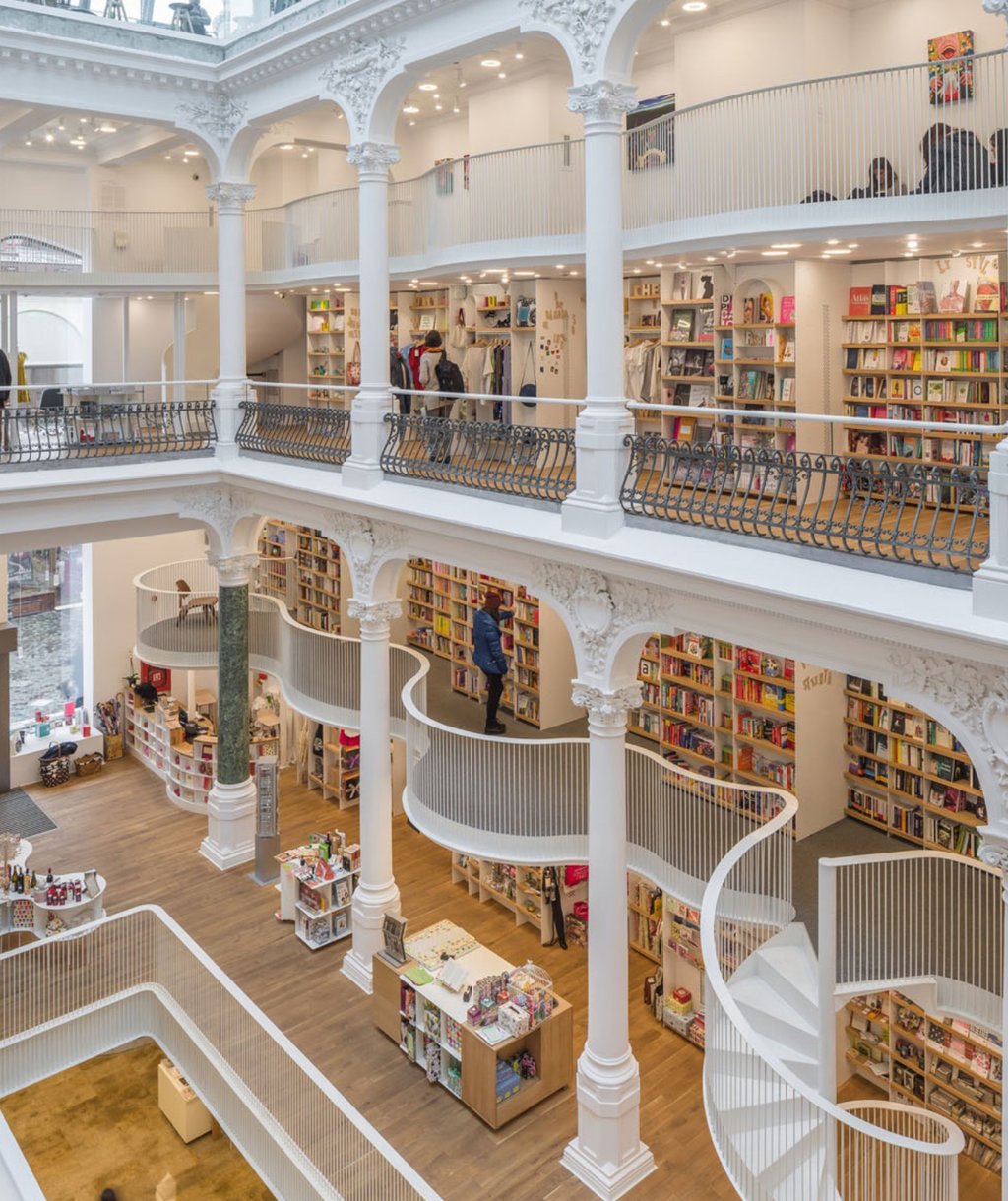 Incroyable transformation d’un bâtiment historique en bibliothèque somptueuse 