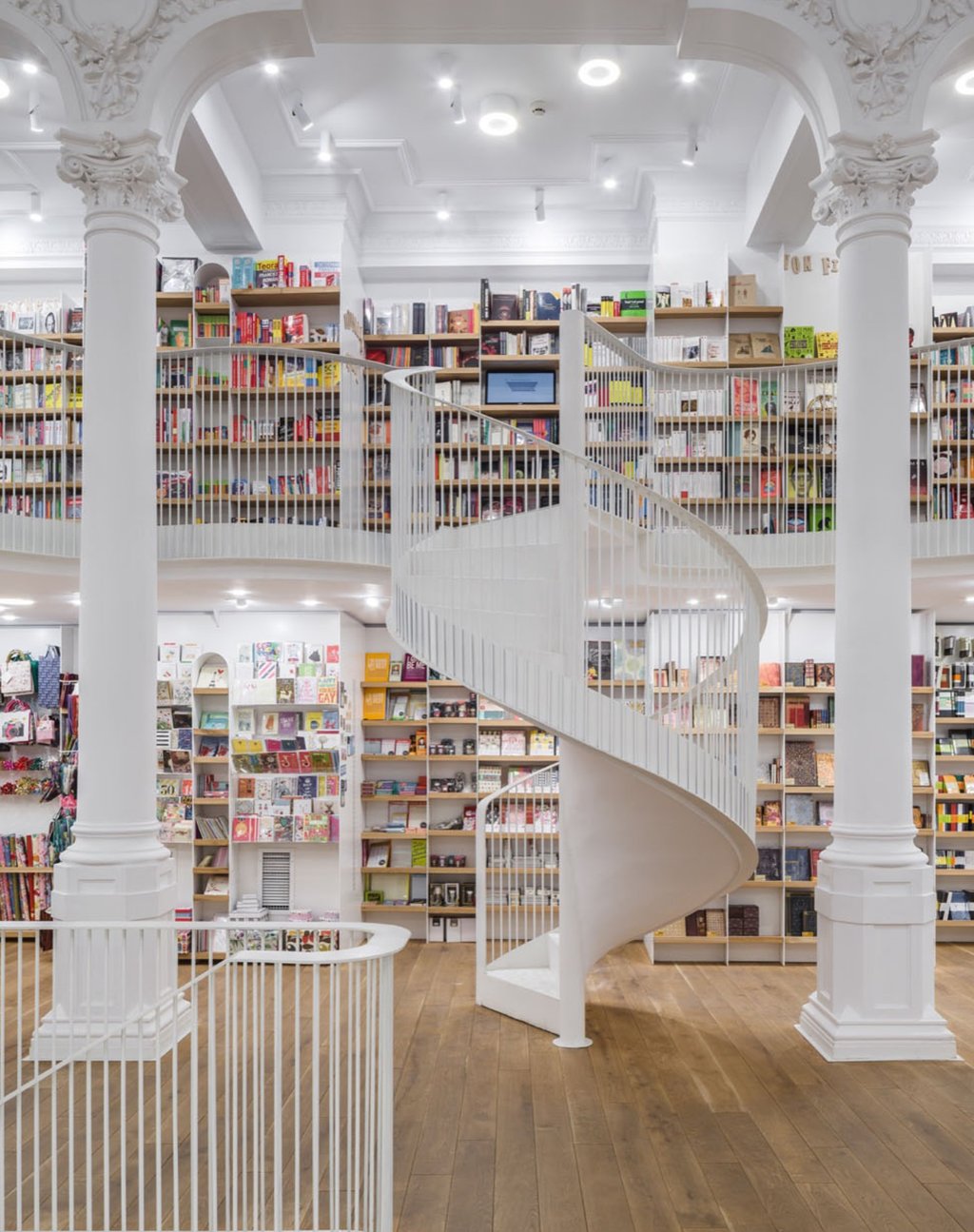 Incroyable transformation d’un bâtiment historique en bibliothèque somptueuse 