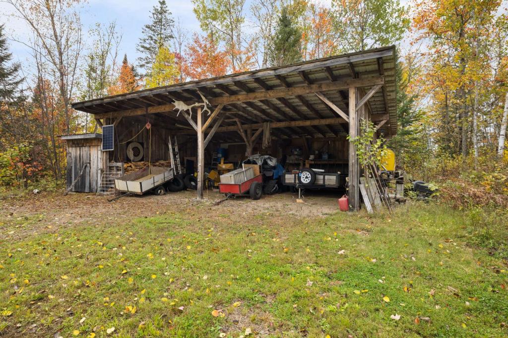 La sérénité absolue vous attend dans ce paradis boisé de plus de 50 acres