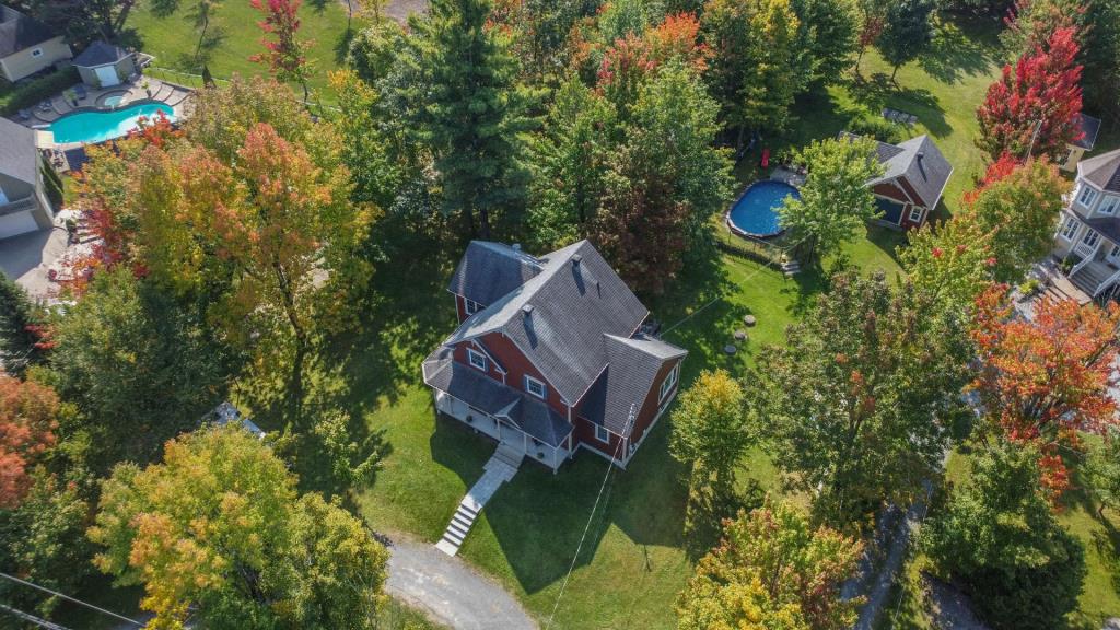 Élégant cottage sis sur un lot intime de 39 400 pi² à 2 pas d'un lac