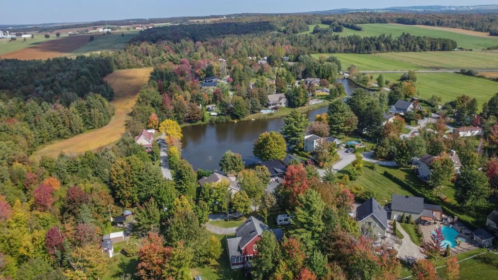 Élégant cottage sis sur un lot intime de 39 400 pi² à 2 pas d'un lac