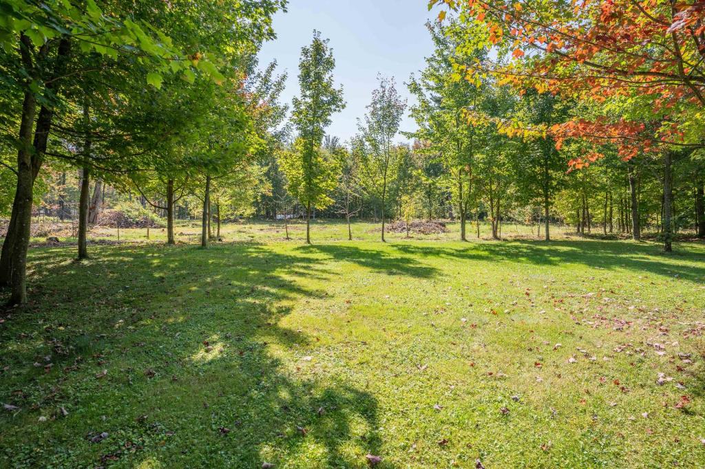 Élégant cottage sis sur un lot intime de 39 400 pi² à 2 pas d'un lac