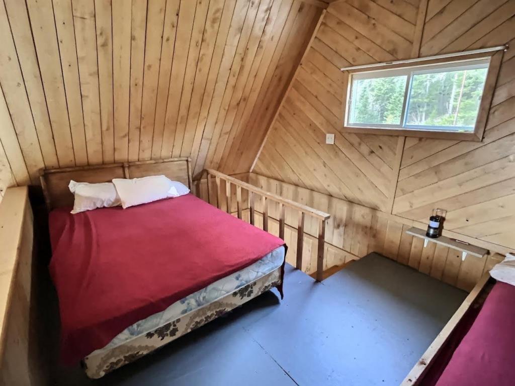 Réfugiez-vous dans l'immensité de la forêt dans ce chalet meublé se vendant 90 000 $