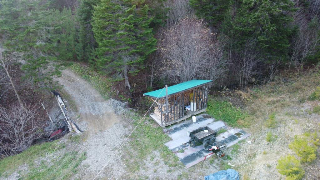 Réfugiez-vous dans l'immensité de la forêt dans ce chalet meublé se vendant 90 000 $