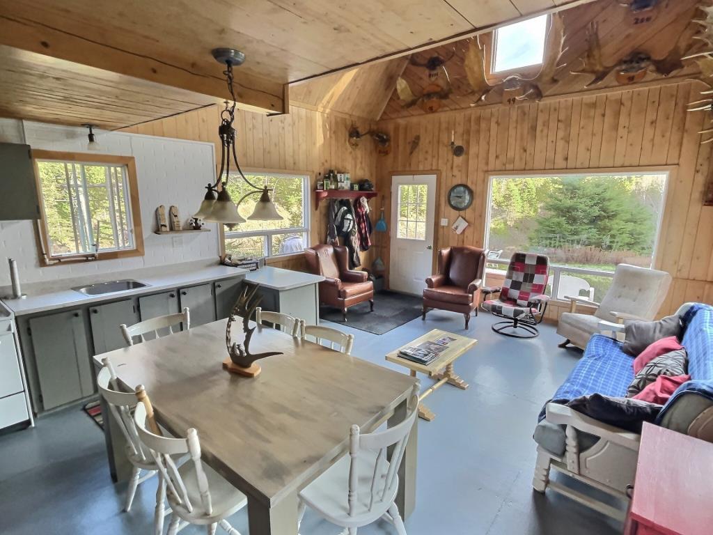 Réfugiez-vous dans l'immensité de la forêt dans ce chalet meublé se vendant 90 000 $