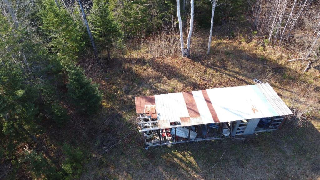 Réfugiez-vous dans l'immensité de la forêt dans ce chalet meublé se vendant 90 000 $