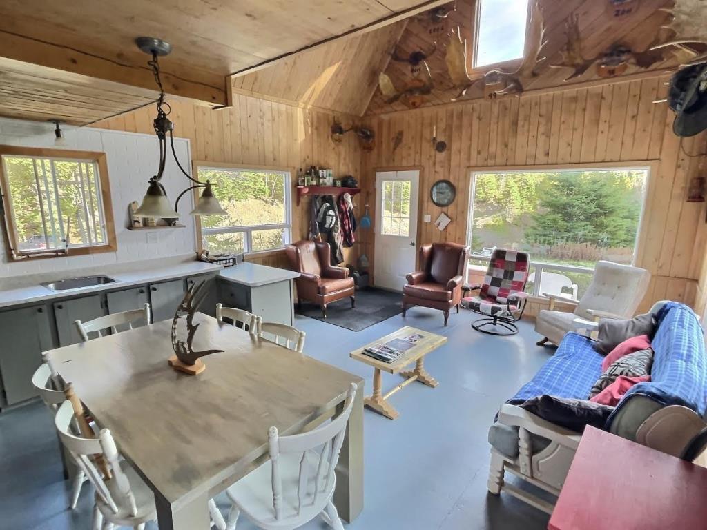 Réfugiez-vous dans l'immensité de la forêt dans ce chalet meublé se vendant 90 000 $