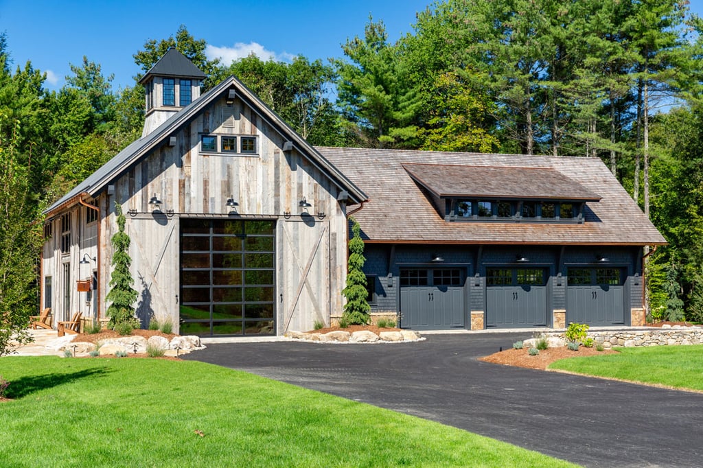 Impressionnante grange nichée sur une vaste propriété de 35 acres