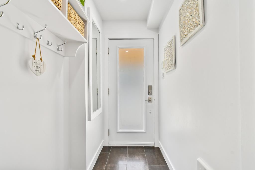 Prix réduit de plus de 145 000$ pour ce superbe plain-pied au bord de l'eau