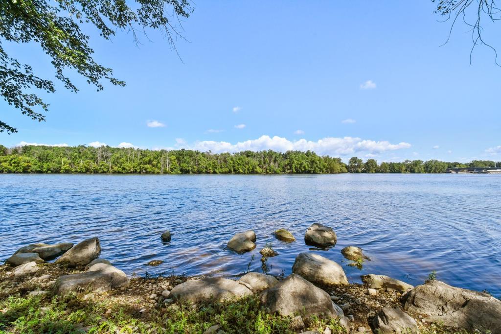 Prix réduit de plus de 145 000$ pour ce superbe plain-pied au bord de l'eau