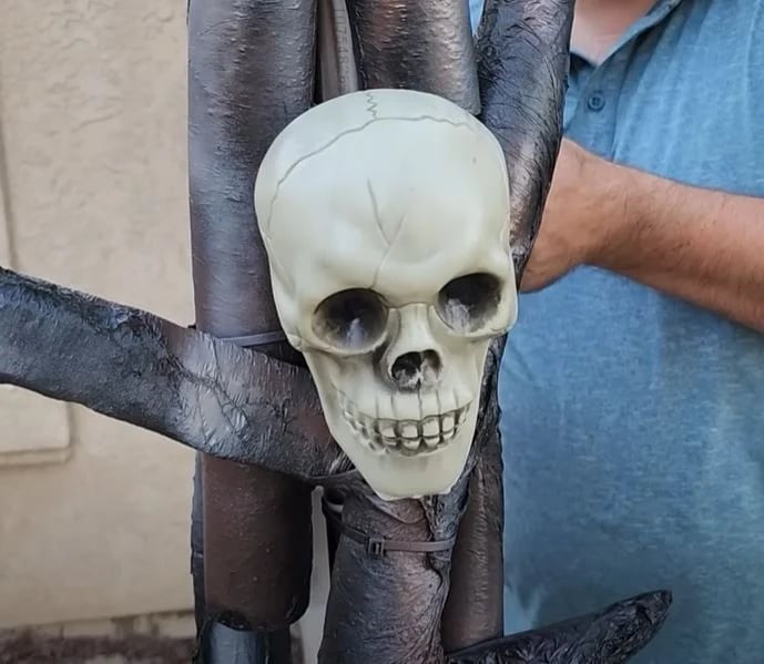 Créez une décoration d’Halloween originale avec des nouilles de piscine