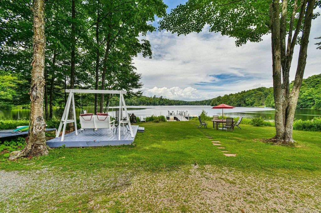 Charmant refuge en bordure d’un lac