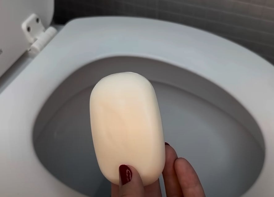 Râpez une barre de savon pour une toilette impeccable