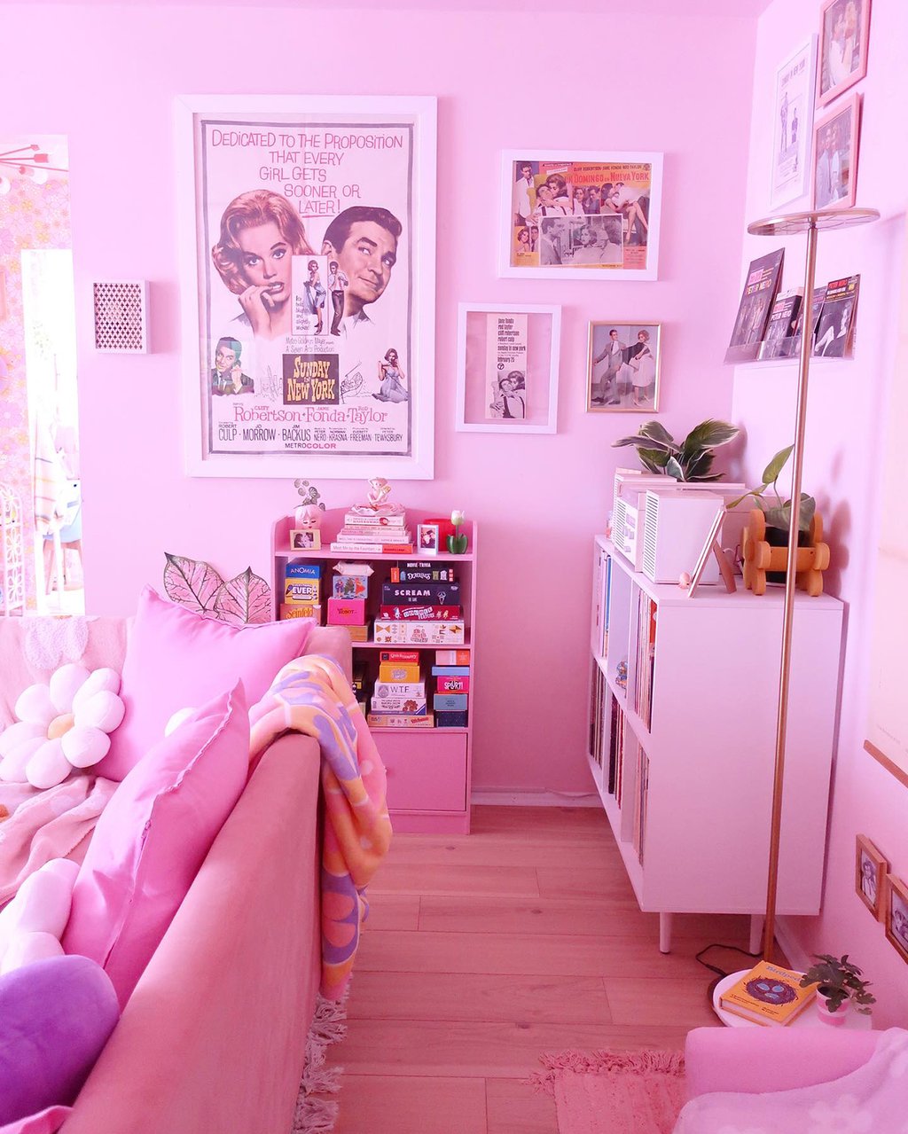 Incroyable transformation d’une maison des années 50 en maison de Barbie!