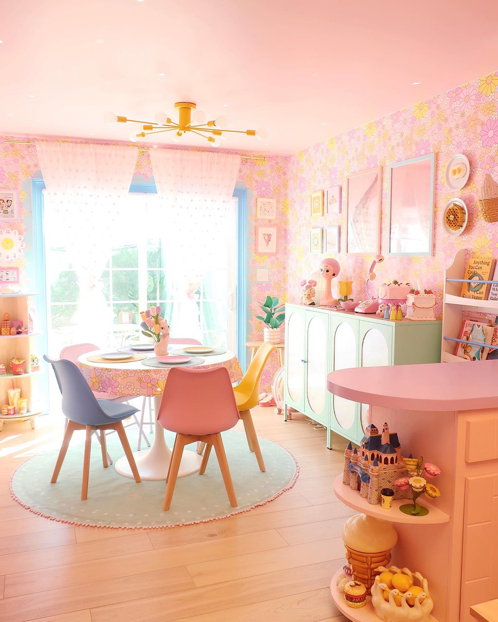 Incroyable transformation d’une maison des années 50 en maison de Barbie!