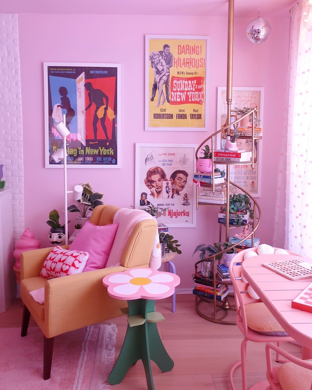 Incroyable transformation d’une maison des années 50 en maison de Barbie!