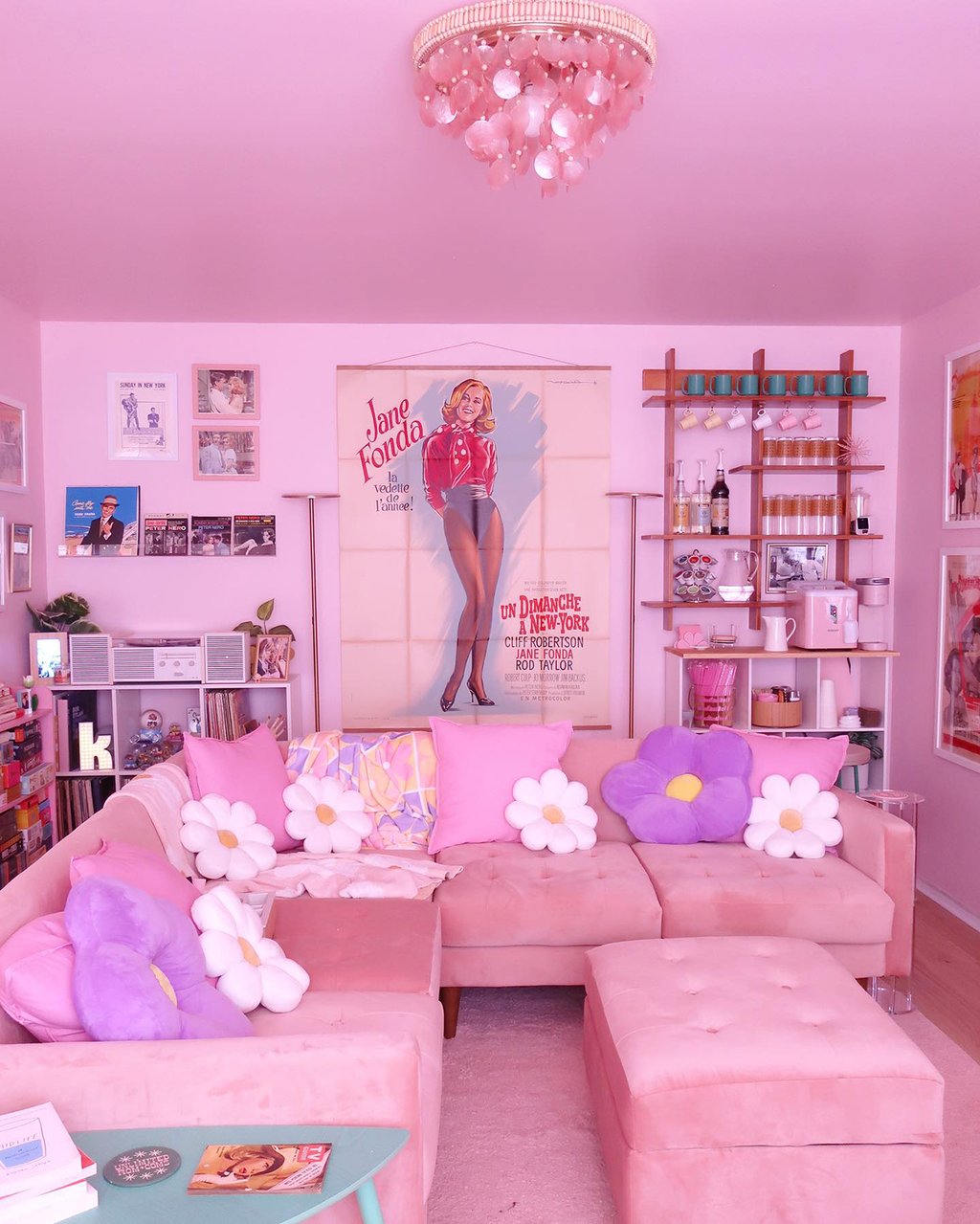 Incroyable transformation d’une maison des années 50 en maison de Barbie!