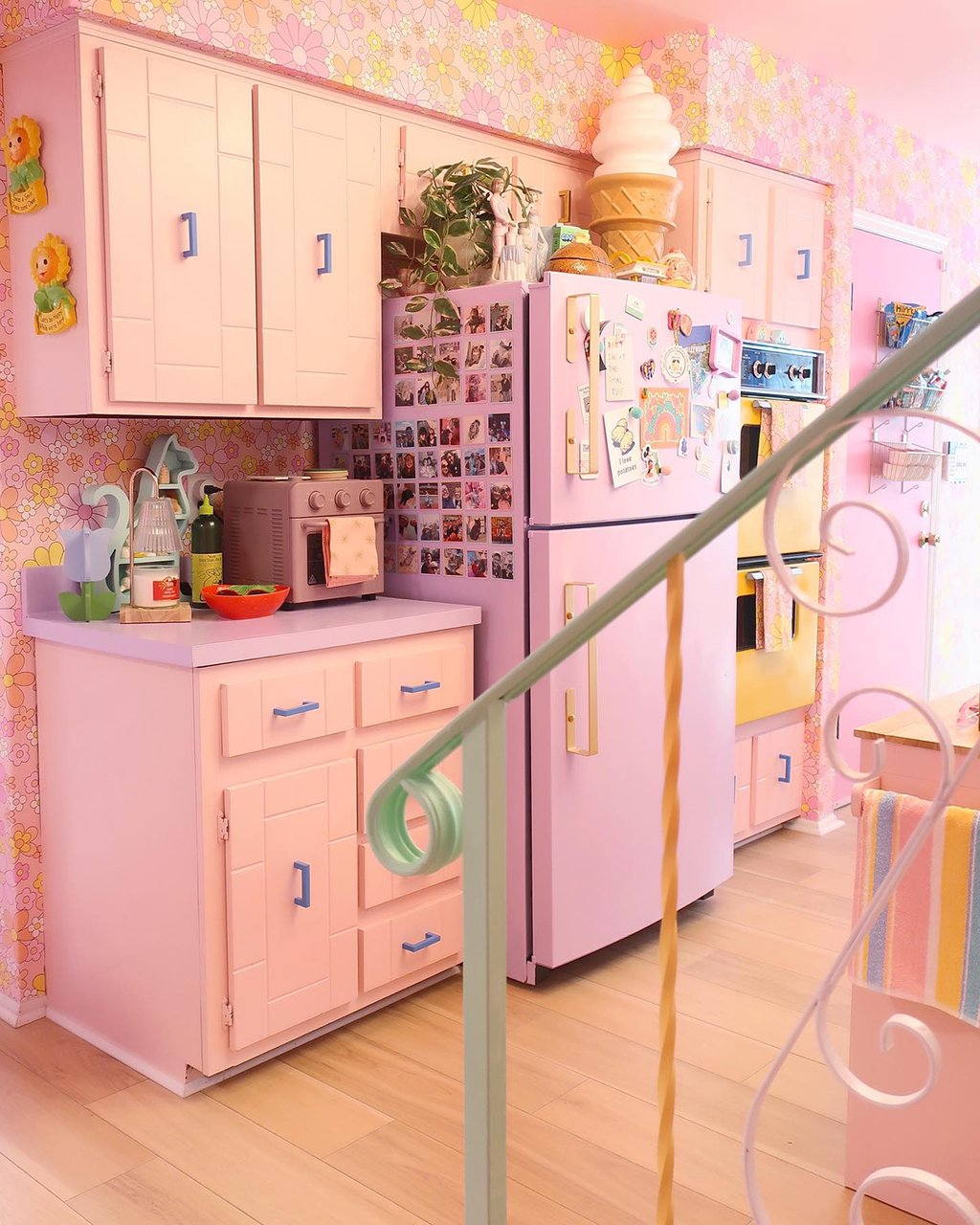 Incroyable transformation d’une maison des années 50 en maison de Barbie!