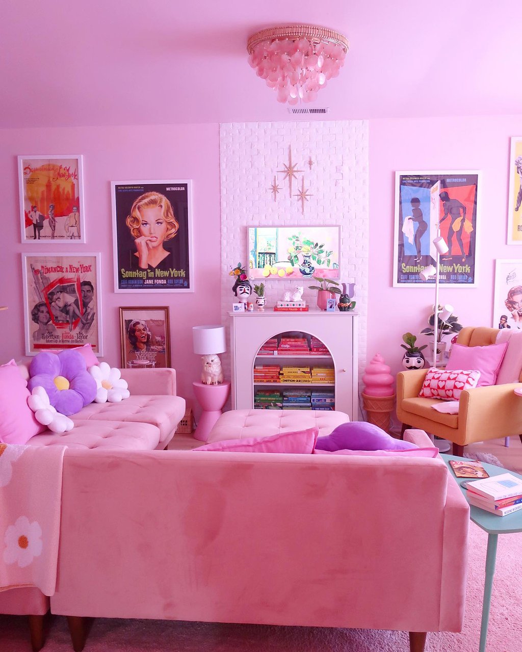 Incroyable transformation d’une maison des années 50 en maison de Barbie!