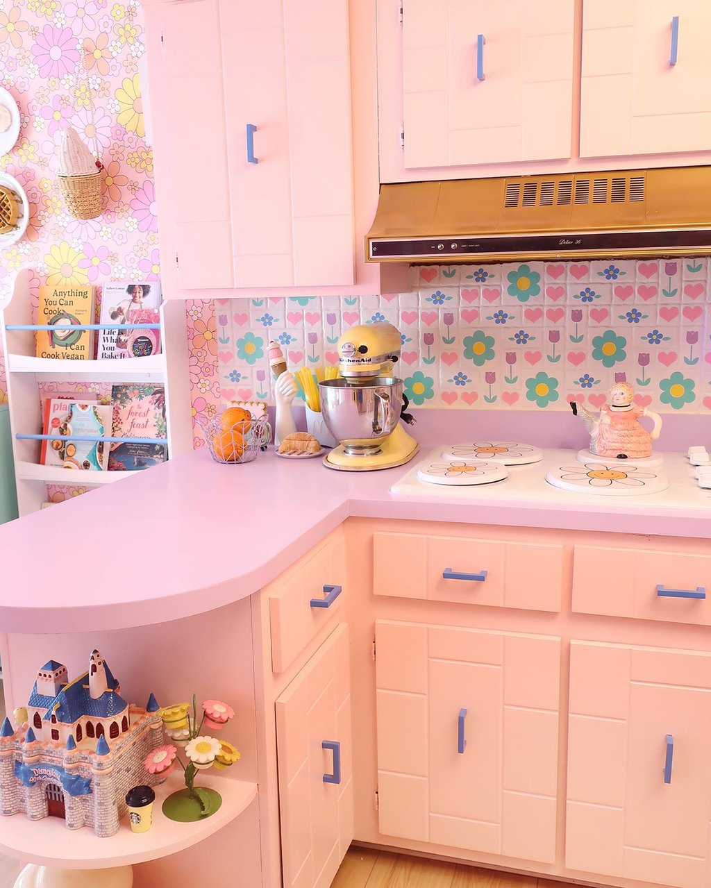 Incroyable transformation d’une maison des années 50 en maison de Barbie!