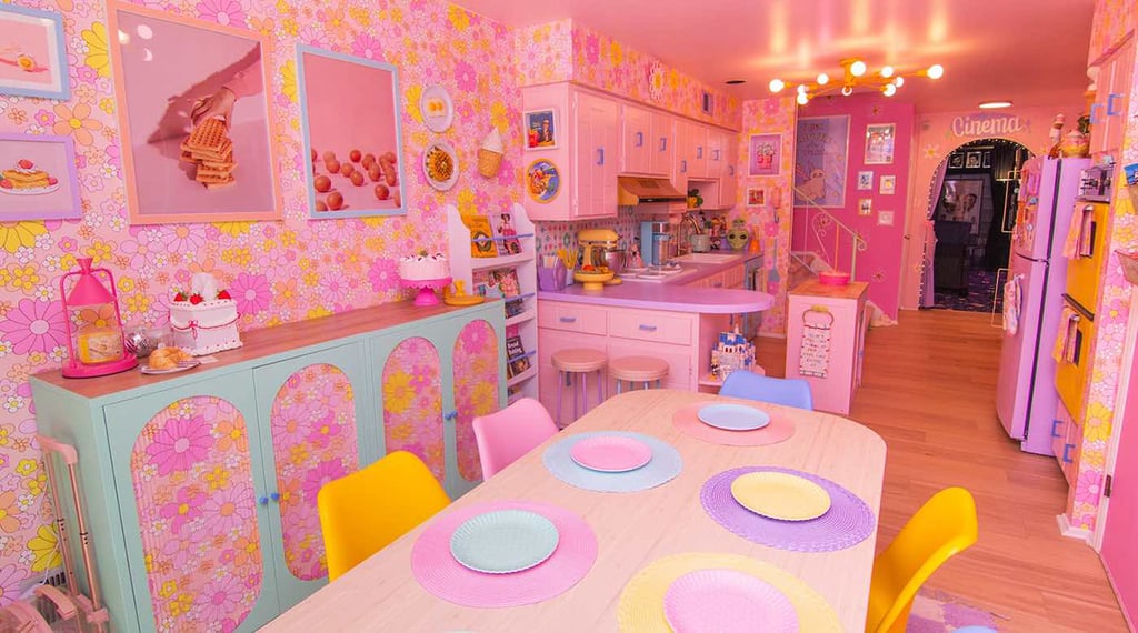 Incroyable transformation d’une maison des années 50 en maison de Barbie!