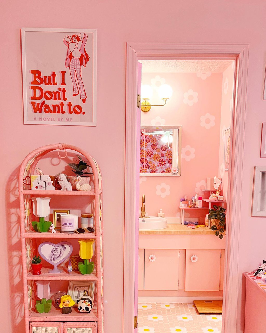 Incroyable transformation d’une maison des années 50 en maison de Barbie!