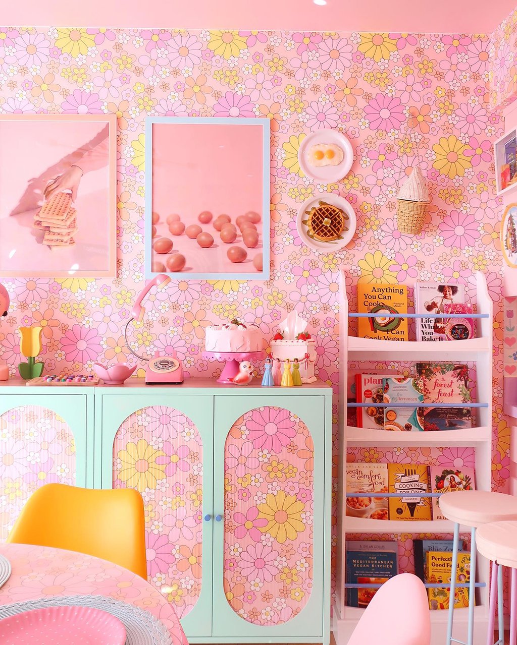 Incroyable transformation d’une maison des années 50 en maison de Barbie!