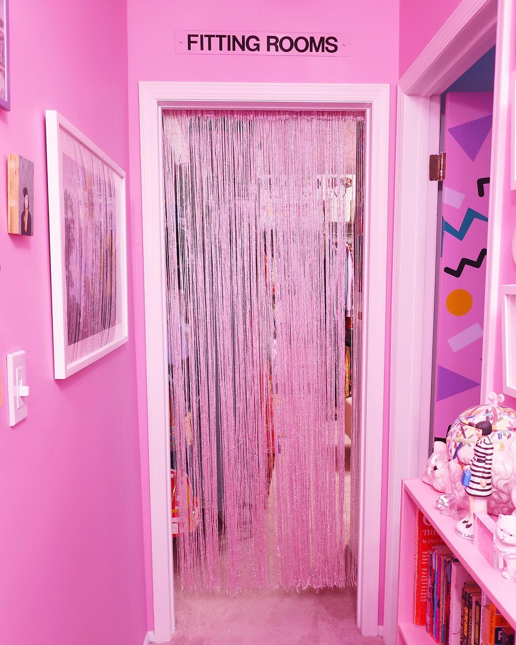 Incroyable transformation d’une maison des années 50 en maison de Barbie!