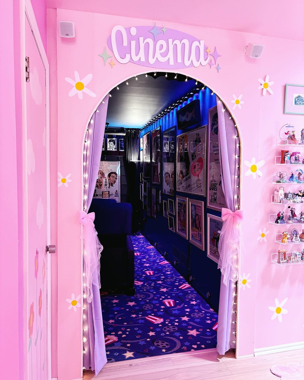 Incroyable transformation d’une maison des années 50 en maison de Barbie!