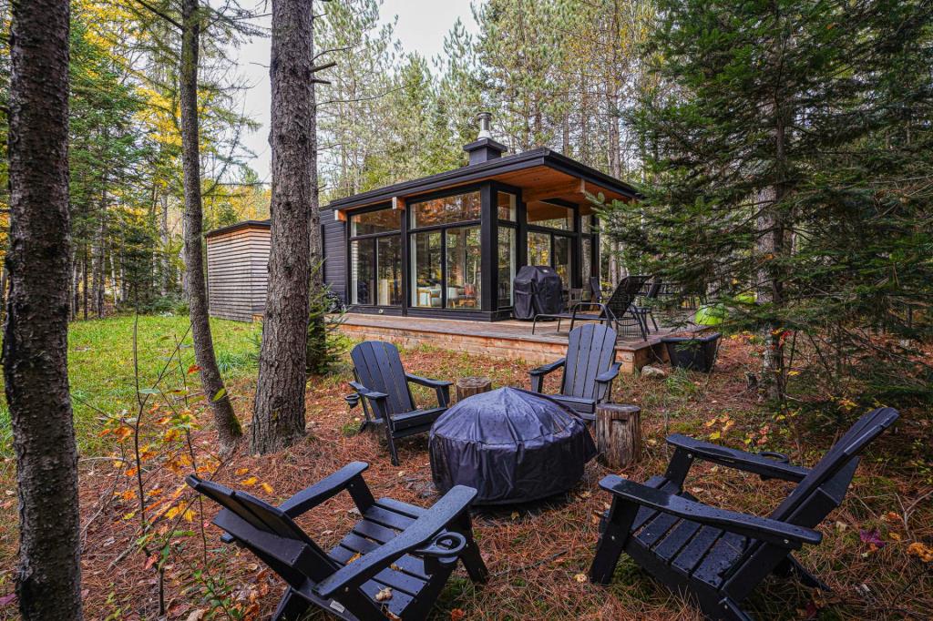 Évasion et nature enveloppante vous attendent dans ce refuge vendu meublé