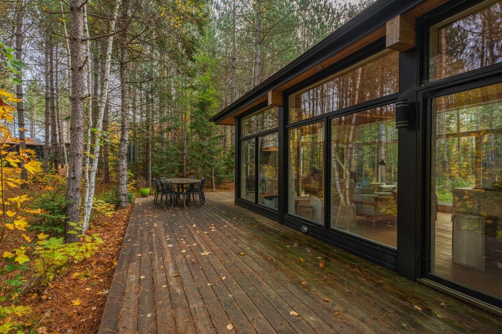 Évasion et nature enveloppante vous attendent dans ce refuge vendu meublé