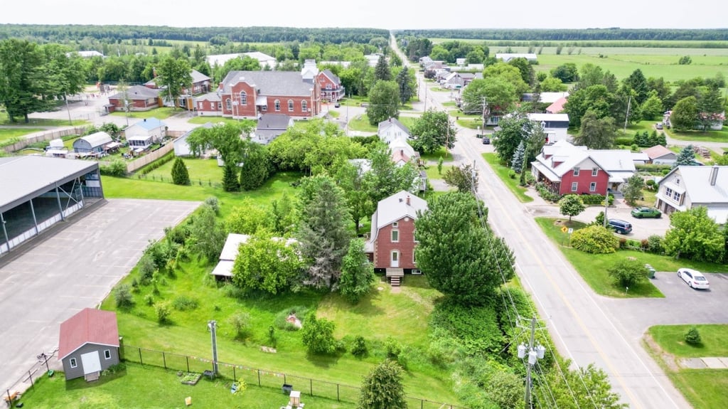 Propriété pittoresque de 235 000 $ située au cœur d’un charmant village