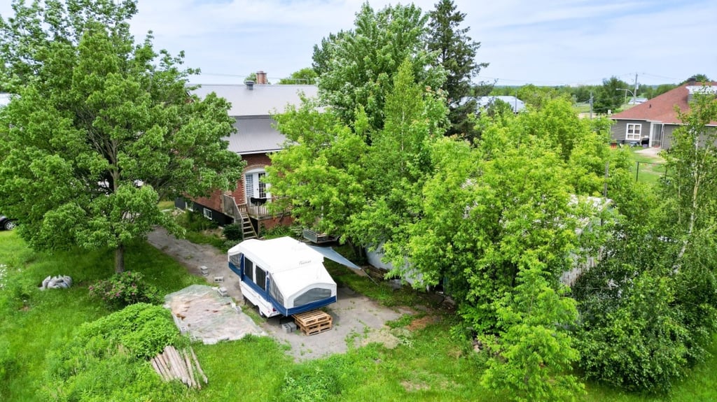 Propriété pittoresque de 235 000 $ située au cœur d’un charmant village