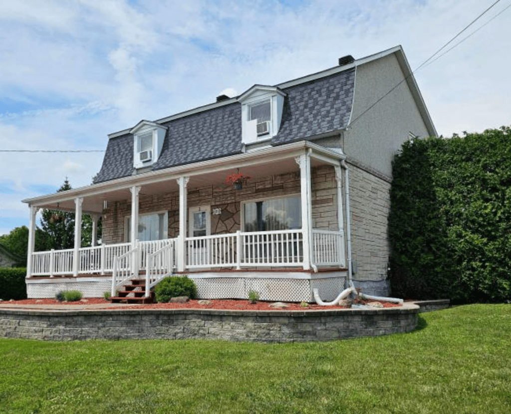 Maison pleine de cachet avec piscine et située près de tous les services