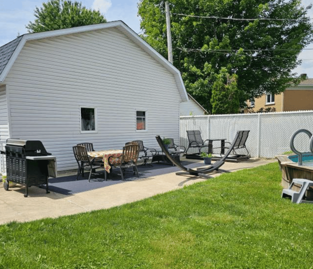 Maison pleine de cachet avec piscine et située près de tous les services